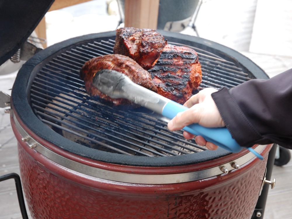 Aké sú výhody keramického grilu Monolith Classic oproti klasickým grilom na drevené uhlie?