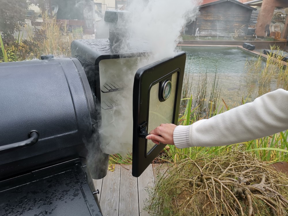 Ako udržať stálu teplotu v bočnej udiarni peletového grilu Pit Boss Navigator?