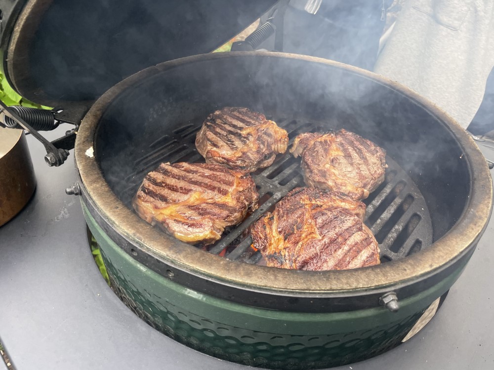 Aký je rozdiel medzi grilovaním a barbecue?