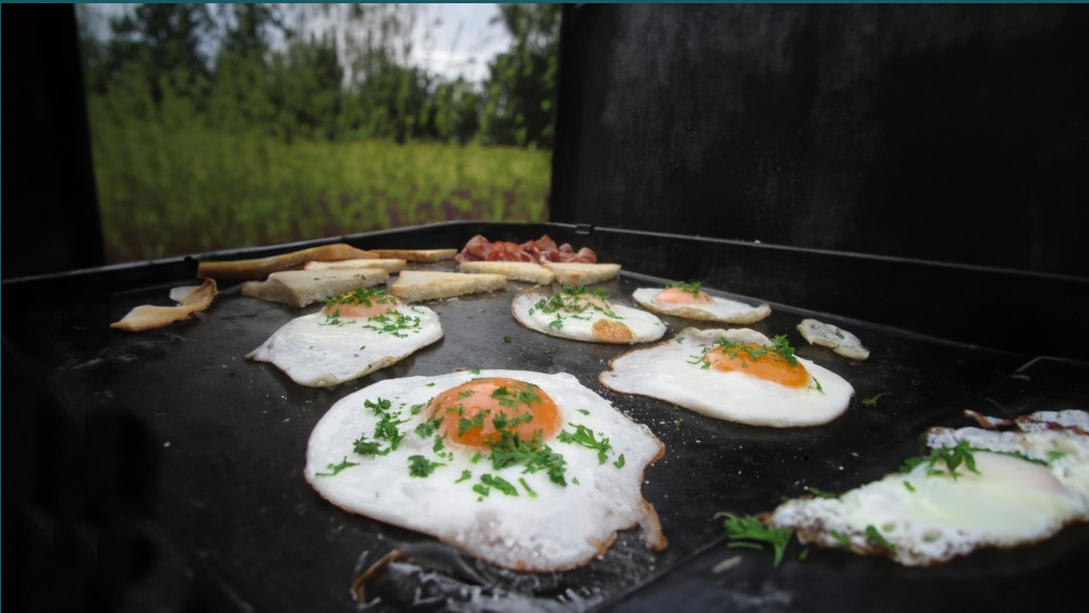 MÔŽE PELETOVÉMU GRILU UŠKODIŤ GRILOVANIE V HORÚCICH LETNÝCH DŇACH?